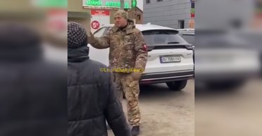 "Если бы вы не выбрали клоуна": сотрудник ТЦК жестко ответил женщине, - соцсети (видео)