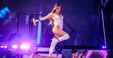 55-річна Дженніфер Лопес вийшла на сцену в боді з глибокими вирізами (фото)