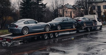 В Украине заметили редкие коллекционные спорткары BMW на автовозе (фото)