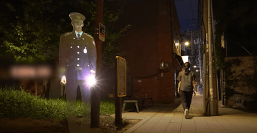 "Современное пугало": в Южной Корее для профилактики преступлений используют голографических полицейских