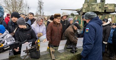 У РФ організували пересувну виставку трофеїв: яку мету переслідує Москва (фото)