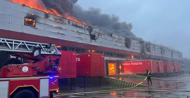 Российские БпЛА атаковали Луцк: враг ударил по многоэтажке и складам "Новой почты" (фото)