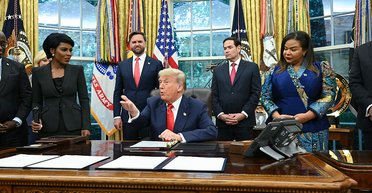 "Ти красива": журналістка в Овальному кабінеті вразила Дональда Трампа (фото)