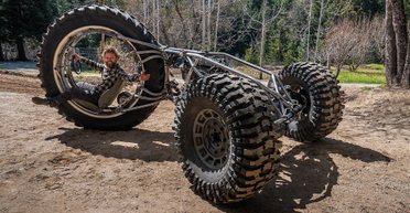 В США создали гигантский трехколесный мотоцикл с кабиной в колесе (видео)