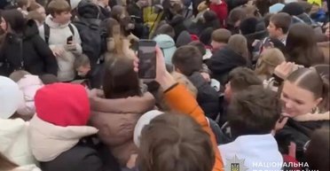 Битва за їжу: у Тернополі підлітки постраждали в тисняві за суші-сендвічами (фото, відео)