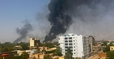 Военный самолет врезался в жилой дом в Судане: есть погибшие и раненые (видео)