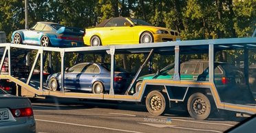 В Украине заметили автовоз с редкими коллекционными спорткарами (фото)