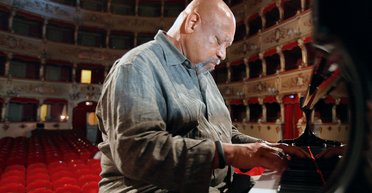 Звук со смыслом. Легендарный пианист Кенни Баррон рассказал как научился слышать "скрытые ноты"