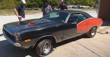 Знаменитое американское авто 70-х простояло 40 лет брошенным в гараже (видео)