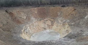 Огромную воронку в пригороде Киева могла образовать ракета КНДР, — Defense Express (видео)