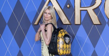 Клаудія Шиффер вийшла на червону доріжку з рюкзаком, у якому сидів кіт