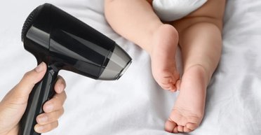 Мать уснула с включенным феном возле новорожденного ребенка: какие последствия это имело для младенца