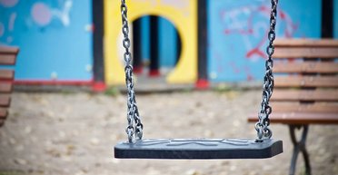 Детскую площадку снесли из-за единственной жалобы соседа на шум: как ему удалось в придачу отсудить деньги