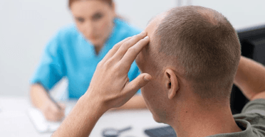 Чоловік помер після невдалої операції з пересадження волосся у Туреччині: як це сталося (фото)