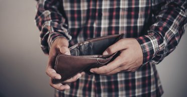 Мужчину ждал сюрприз, когда он нашел потерянный кошелек на улице (видео)