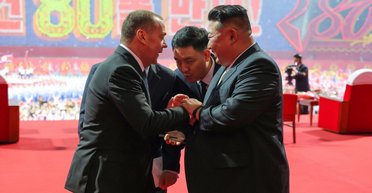 Ким Чен Ын устроил в Пхеньяне "праздник русского мира" и показал Медведеву шоу