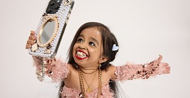 Самая низкая женщина в мире снова попала в Книгу рекордов Гиннеса: чем еще она превзошла всех