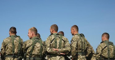 Нужно 15 тысяч бойцов. Зеленский освобождает солдат-срочников от службы, кто их заменит