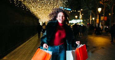 Новый год виноват: почему люди тратят на праздники больше и можно ли отказаться от пустых расходов