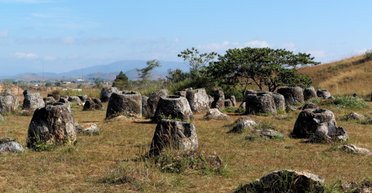Никто не знает, кто это построил: какие секреты скрывает равнина кувшинов в Лаосе (фото)