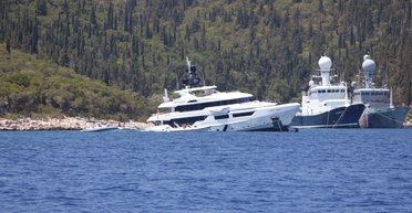 Не зачинили двері: біля берегів Греції почала тонути суперяхта за $20 млн (відео)