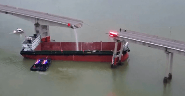 Машини посипалися у воду: вантажне судно обвалило частину мосту в Китаї (фото, відео)