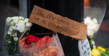 Фанати несуть квіти до квартири "Друзів" після смерті "Чендлера" (фото)