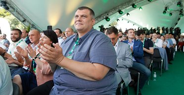 Подайте "Слуги" ради! На чьи деньги живет и проводит избирательные кампании партия "Слуга народа"