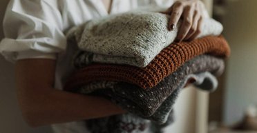 Як правильно сортувати одяг за кольорами перед пранням