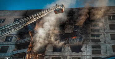 В Харькове из-под завалов достали тело женщины: спасатели ликвидировали пожар в 12-этажке (фото)