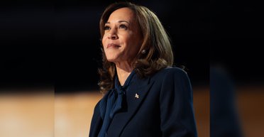 Серьги или гаджет: в сети Камалу Харрис подозревают в нарушении правил дебатов с Трампом (фото)