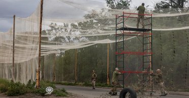 Километры "коридоров жизни": какие области начали "зашивать" дороги антидроновими тоннелями (фото)