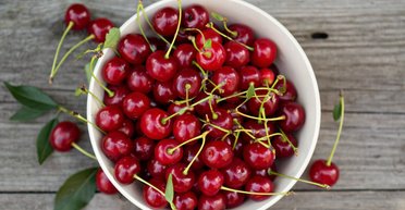 Сплошная польза: 6 удивительных свойств вишни для красоты и здоровья