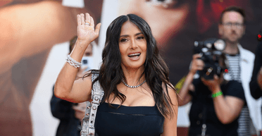 Сальма Хаєк вийшла на публіку в лаконічній стильній сукні (фото)