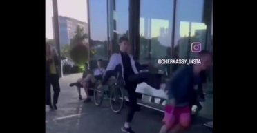 В Каневе подросток ради видео в тик-ток сбил с ног человека с инвалидностью (видео)