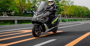 Богатое оснащение и запас хода 200 км: в США создали роскошный электроскутер (видео)