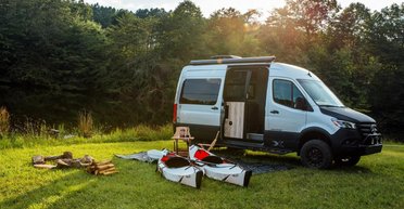 Mercedes Sprinter превратили в экстремальный внедорожный дом на колесах (фото)