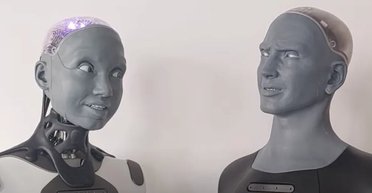 Не зашел его юмор: женщина-робот, для которой создали мужчину-робота, с ним поссорилась (видео)