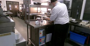 Сеть пабов учит заключенных правильно пить пиво и готовить жареную пищу: зачем это делать