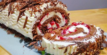 Невероятная вкуснятина на десерт: как приготовить бисквитный рулет "Черный лес"