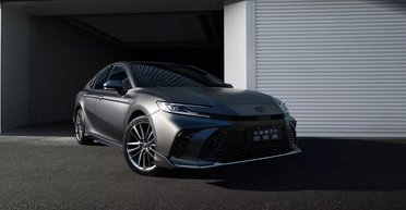 Toyota Camry получила недорогую и экономичную версию в спортивном стиле (фото)