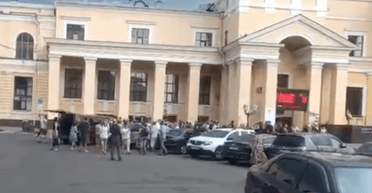 У Харкові натовп "відбивав" мобілізованого чоловіка: у ТЦК і поліції відреагували (відео)