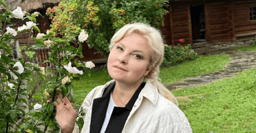 "Плачу в тамбурі": Марію Бурмаку в потязі довели дві російськомовні пенсіонерки