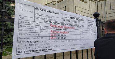 По зданием Конституционного суда проходит новый митинг: протестующих уже меньше (фото)