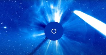 Апарат NASA побачив комету з хвостом завдовжки 29 млн км на тлі спалаху на Сонці (відео)