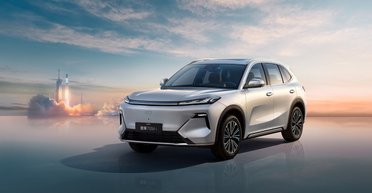 Geely показали недорогой электрифицированный кроссовер с запасом хода 1400 км (фото)