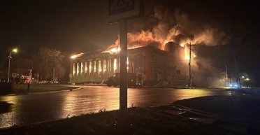 В Белгородской области горит ТЦ на Красной площади (фото, видео)