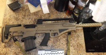 Ходил с автоматом по улице: столичная полиция задержала мужчину с арсеналом оружия (фото, видео)