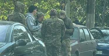 ТЦК в балаклавах: на Львовщине военкомы ударили мужчину и посадили в авто, — соцсети (видео)