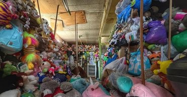 "Найжахливіше місце": жінка наповнила будинок сотнями ляльок після смерті чоловіка (фото)